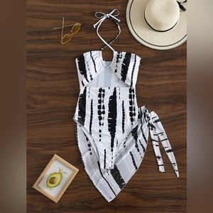 NWOT Tie Dye Cut Out One Piece Swimsuit Black & White Size L Can Fit Medium